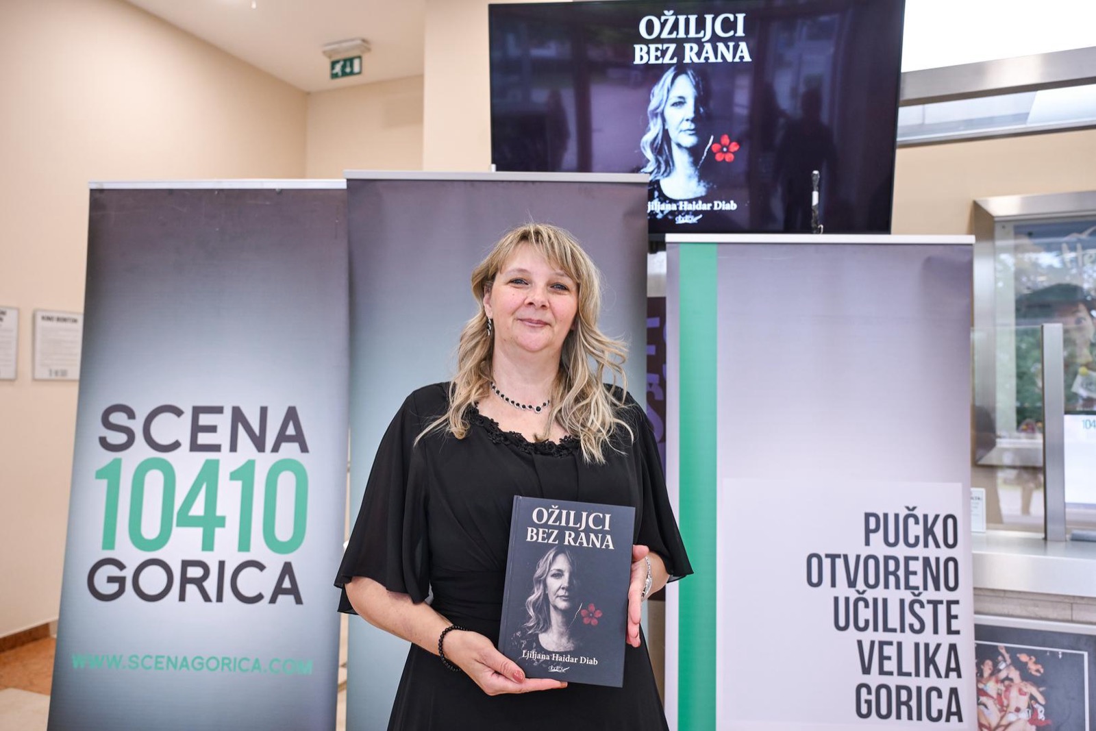 Ljiljana Haidar Diab s knjigom Ožiljci bez rana na predstavljanju
